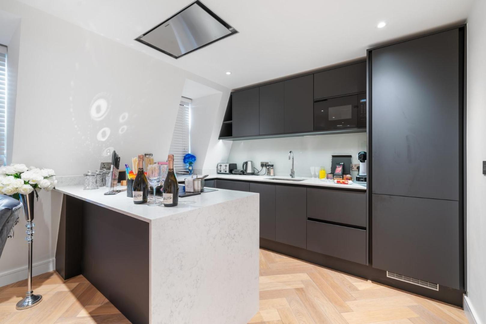 Stunning 1-Bedroom Penthouse In Marble Arch 72 London Kültér fotó