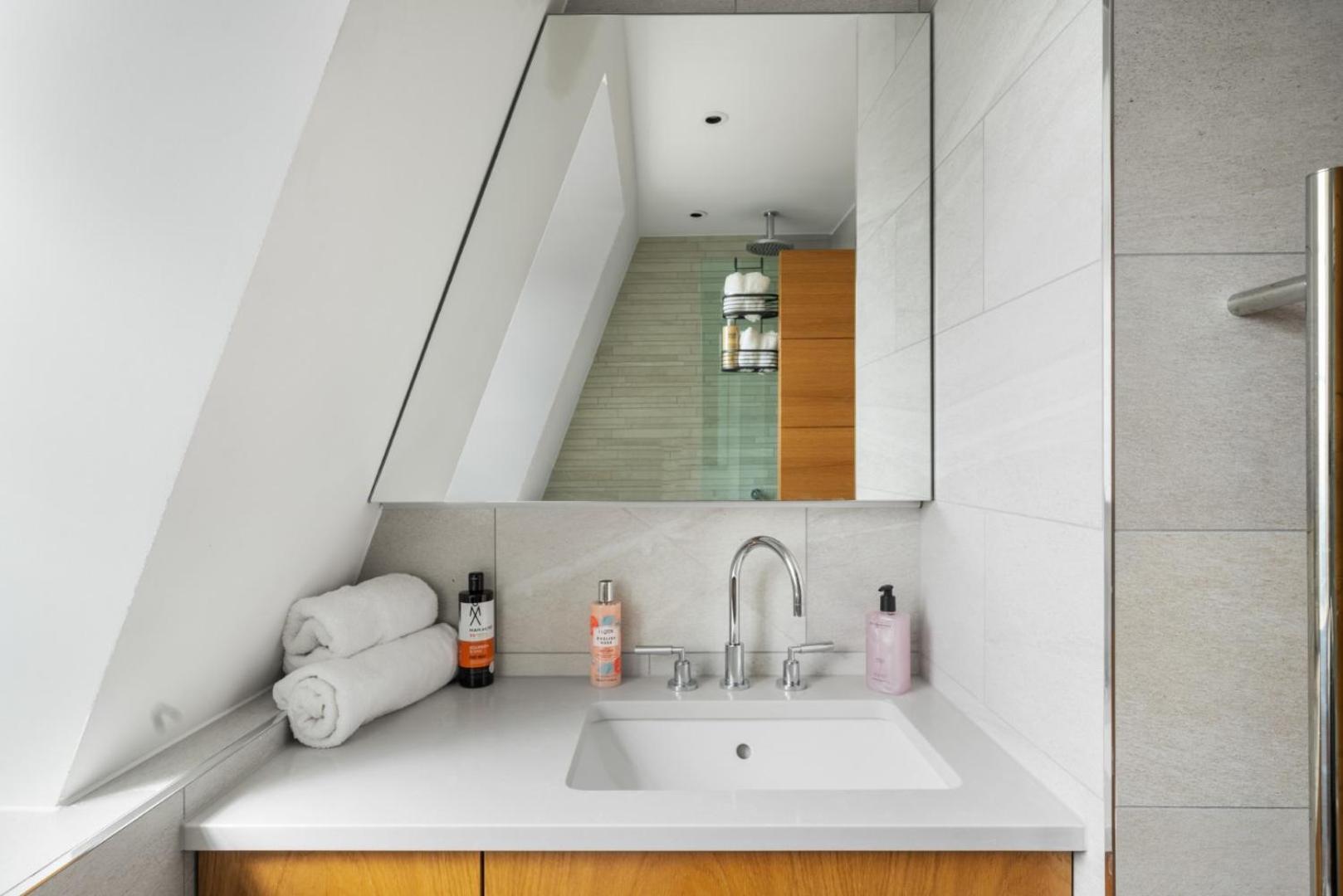 Stunning 1-Bedroom Penthouse In Marble Arch 72 London Kültér fotó